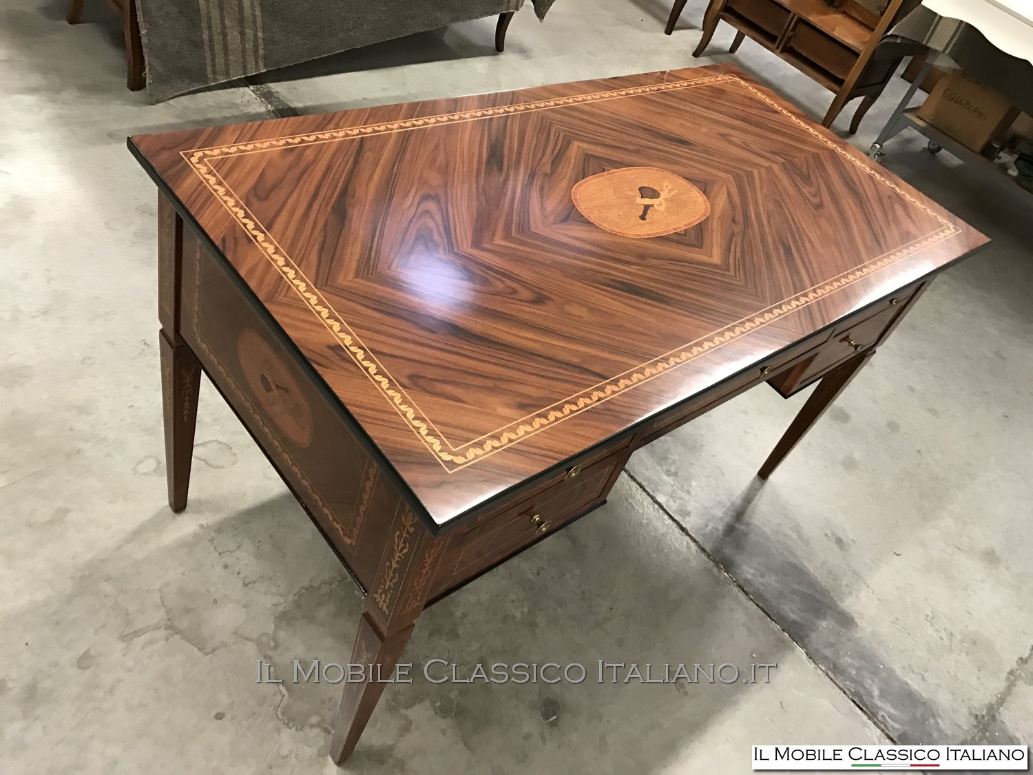 Scrivania personalizzata intarsiata